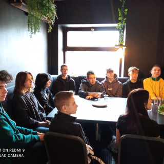 uczniowie czekają na rozpoczęcie wyrobu pizzy w pizzerii "Głodna małpa"