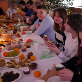 Przy stole Wigilijnym w klasie