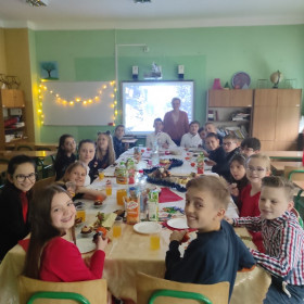 Przy stole Wigilijnym w klasie