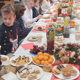 Przy stole Wigilijnym w klasie