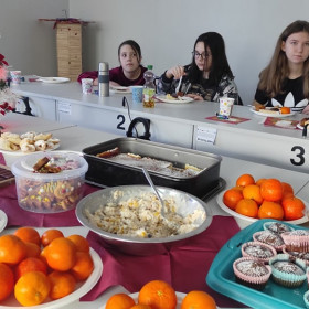 Przy stole Wigilijnym w klasie