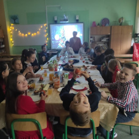 Przy stole Wigilijnym w klasie