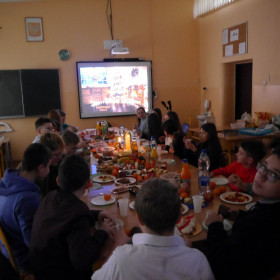 Przy stole Wigilijnym w klasie