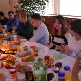 Przy stole Wigilijnym w klasie