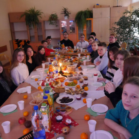 Przy stole Wigilijnym w klasie