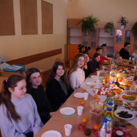 Przy stole Wigilijnym w klasie