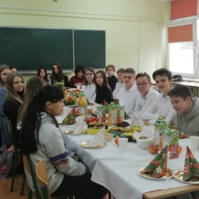 Przy stole Wigilijnym w klasie