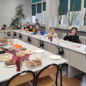 Przy stole Wigilijnym w klasie