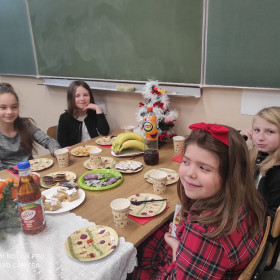Przy stole Wigilijnym w klasie