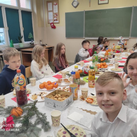 Przy stole Wigilijnym w klasie
