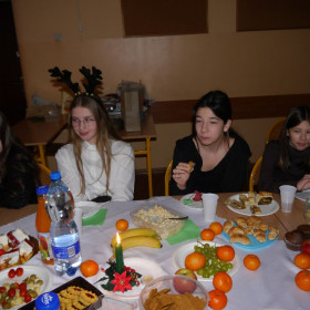 Przy stole Wigilijnym w klasie