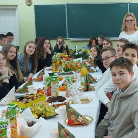 Przy stole Wigilijnym w klasie