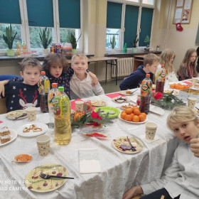 Przy stole Wigilijnym w klasie