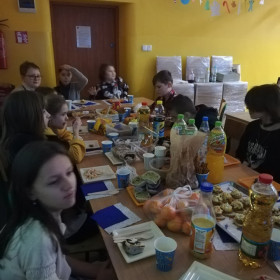 Przy stole Wigilijnym w klasie