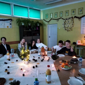 Przy stole Wigilijnym w klasie