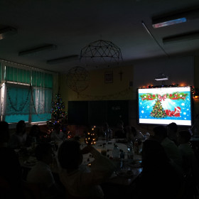 Przy stole Wigilijnym w klasie