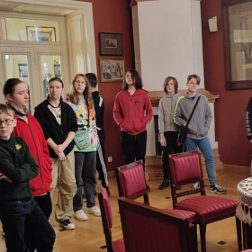 Uczniowie w Dworku Henryka Sienkiewicza 