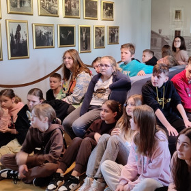 Uczniowie w Dworku Henryka Sienkiewicza 