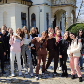 Uczniowie przed Dworkiem Henryka Sienkiewicza 