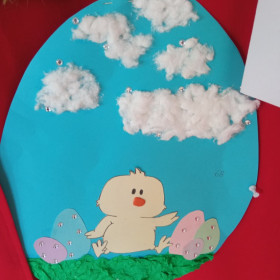 Papierowy model jajka - jasnoniebieska pisanka z kurczaczkiem