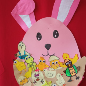 Papierowy model jajka - różowa pisanka z króliczkiem i kurczaczkami