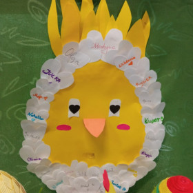 Papierowy model jajka - żółta pisanka z imionami uczniów klasy 8 b