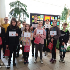 Autorzy prac konkursowych na wspólnym zdjęciu z dyrekcją szkoły