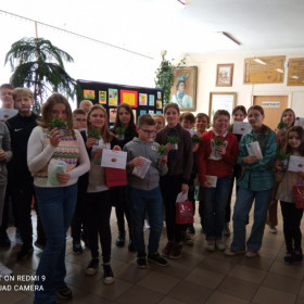 Autorzy prac konkursowych na wspólnym zdjęciu z dyrekcją szkoły