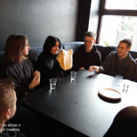 uczniowie robią pizzę w pizzerii "Głodna małpa"