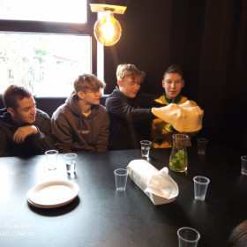 uczniowie robią pizzę w pizzerii "Głodna małpa"