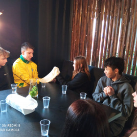 uczniowie robią pizzę w pizzerii "Głodna małpa"