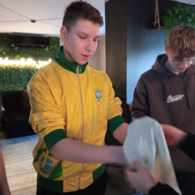 uczniowie robią pizzę w pizzerii "Głodna małpa"