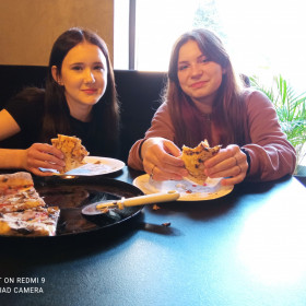 uczniowie jedzący zrobioną przez siebie pizzę w pizzerii "Głodna małpa"