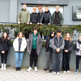 zdjęcie uczniów przed pizzerią "Głodna małpa"