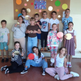 Dzieci w strojach w kropki