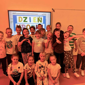 Dzieci w strojach w kropki