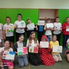 Dzieci i ich prace plastyczne na Dzień Kropki