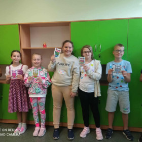 Dzieci i ich prace plastyczne na Dzień Kropki