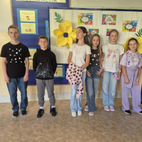 Dzieci w strojach w kropki