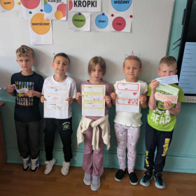 Dzieci i ich prace plastyczne na Dzień Kropki