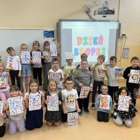 Dzieci i ich prace plastyczne na Dzień Kropki