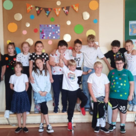 Dzieci w strojach w kropki