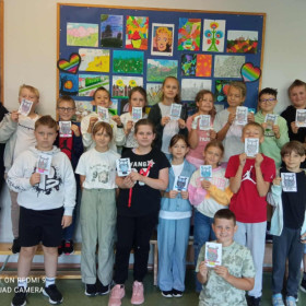 Dzieci i ich prace plastyczne na Dzień Kropki