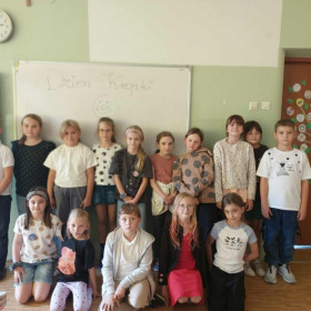 Dzieci w strojach w kropki