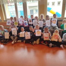 Dzieci i ich prace plastyczne na Dzień Kropki