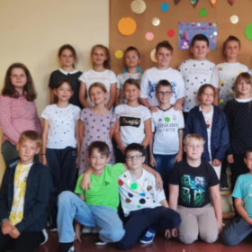 Dzieci w strojach w kropki