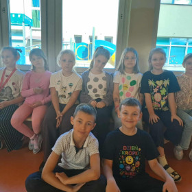 Dzieci w strojach w kropki