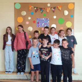 Dzieci w strojach w kropki