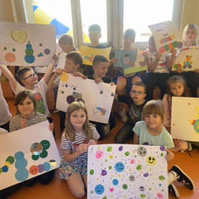 Dzieci i ich prace plastyczne na Dzień Kropki