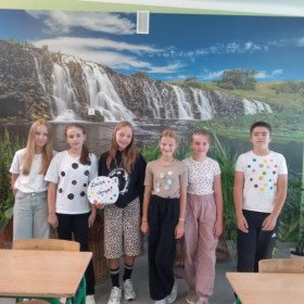 Dzieci w strojach w kropki